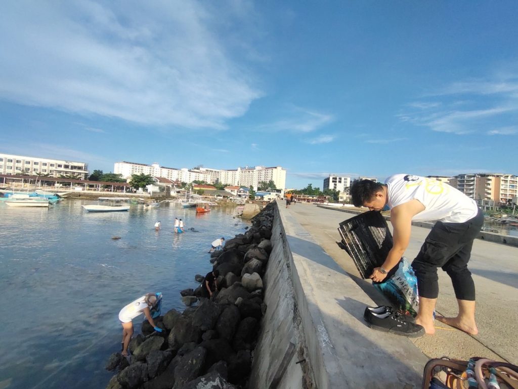 Cebu trash collectors form part of our Mad Monkey CSR efforts